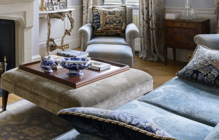 Apartament Mokotowska meble tapicerowane na zamówienie, fotele tapicerowane, sofy, pufy