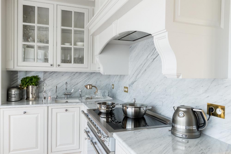 Kuchnia z litego drewna, malowana, blat z marmuru Kuchnie na zamówienie, projektowanie kuchni, ekskluzywne kuchnie, aranżacja kuchni, meble kuchenne dębowe, malowane, piękne kuchnie, kuchnie na bogato, kuchnie do pałacu, najpiękniejsze kuchnie, najdroższe kuchnie, meble kuchenne dreweniane