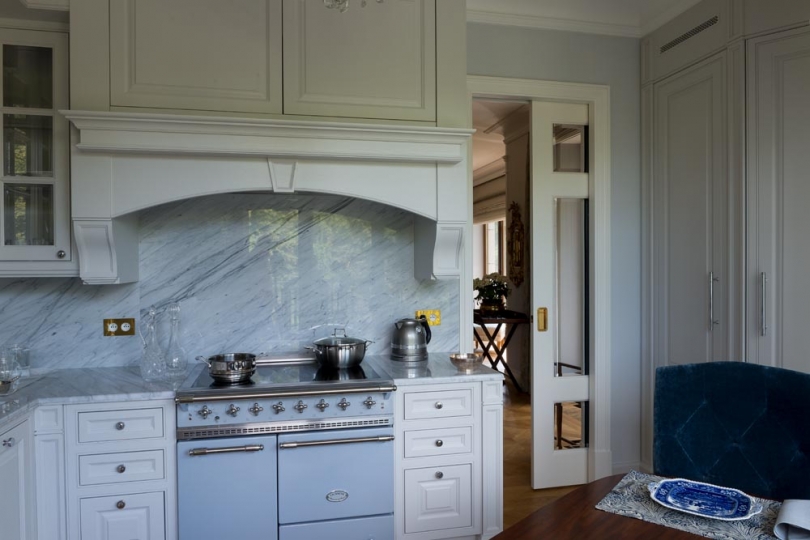 Kuchnia z litego drewna, malowana, blat z marmuru Kuchnie na zamówienie, projektowanie kuchni, ekskluzywne kuchnie, aranżacja kuchni, meble kuchenne dębowe, malowane, piękne kuchnie, kuchnie na bogato, kuchnie do pałacu, najpiękniejsze kuchnie, najdroższe kuchnie, meble kuchenne dreweniane