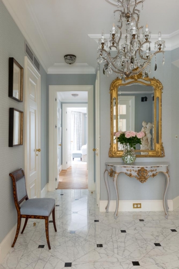 Hol główny, marmur carrara na podłodze projektowanie wnętrz, aranżacja wnętrz stylowych, wnętrza ekskluzywne, interior design