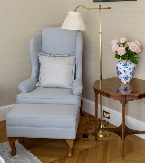 Fotel z podnóżkiem do sypialni meble tapicerowane, fotele tapicerowane, uszaki, łóżka tapicerowane, projekty mebli tapicerowanych, meble tapicerowane na zamówienie, łóżka na zamówienie, zagłówki tapicerowane, zagłówki tapicerowane na zamówienie, najpiękniejsze łóżka, ekskluzywne łóżka