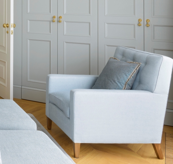 Fotel z podnóżkiem do sypialni wykonany na zamówienie meble tapicerowane, łóżka tapicerowane, projekty mebli tapicerowanych, meble tapicerowane na zamówienie, łóżka na zamówienie, zagłówki tapicerowane, zagłówki tapicerowane na zamówienie, najpiękniejsze łóżka, ekskluzywne łóżka