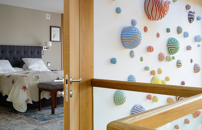 płaskorzeżba na ścianie, fragment sypialni, dom w Nałęczowie projektowanie wnętrz, aranżacja wnętrz stylowych, wnętrza ekskluzywne,