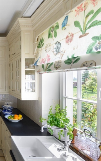 story rzymskie w kucheni Dekoracje okienne, zasłony ozdobne, firanki, story, żaluzje, ekskluzywne zasłony, szycie zasłon, zasłony na ocieplinie, zasłony z podszewką, eleganckie zasłony, ubranie okien, story rzymskie, story firankowe, story z pasmanterią, zasłony z pasmanterią