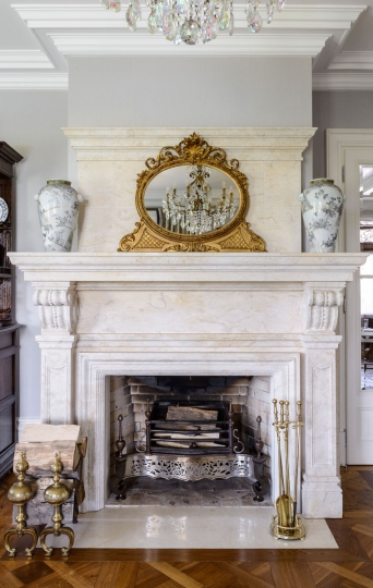 Kominek marmurowy ręcznie rzeźbiony Kominki z marmuru, ruszt do kominka, dodatki kominkowe, lampy stojące, abażury ręcznie robione, Konserwacja dzieł sztuki, rzeźba do wnętrz, stojak na nuty, konsole antyczne, ekskluzywne wnętrza, domy na bogato, pałace, rezydencje