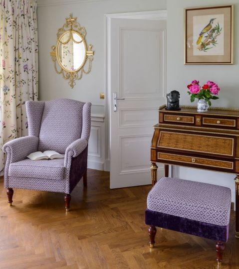 Fotel z podnóżkiem do sypialni wygodne fotele, uszak do sypialni, meble tapicerowane na zamówienie, fotel z podnóżkiem, ekskluzywne meble tapicerowane, najpiękniejsze meble, najdroższe meble tapicerowane