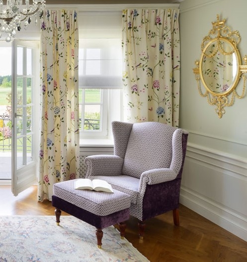 Uszak z podnóżkiem do sypialni meble tapicerowane, fotele tapicerowane, uszaki, łóżka tapicerowane, projekty mebli tapicerowanych, meble tapicerowane na zamówienie, łóżka na zamówienie, zagłówki tapicerowane, zagłówki tapicerowane na zamówienie, najpiękniejsze łóżka, ekskluzywne łóżka