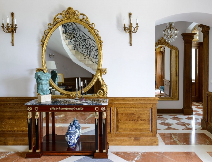 Paneling dębowy, podłoga w szachownicę marmurową Hol do eleganckiego domu, ekskluzywna klatka schodowa, rzeźba do wnętrz, Igor Mitoraj, podłogi marmurowe, boazeria drewniana, domy z klasą, domy dla arystokraty, antyczne lustro w złotej ramie