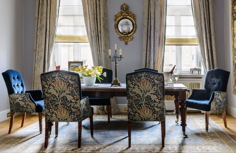 Apartament Mokotowska meble tapicerowane na zamówienie, fotele tapicerowane, sofy, pufy, uszak