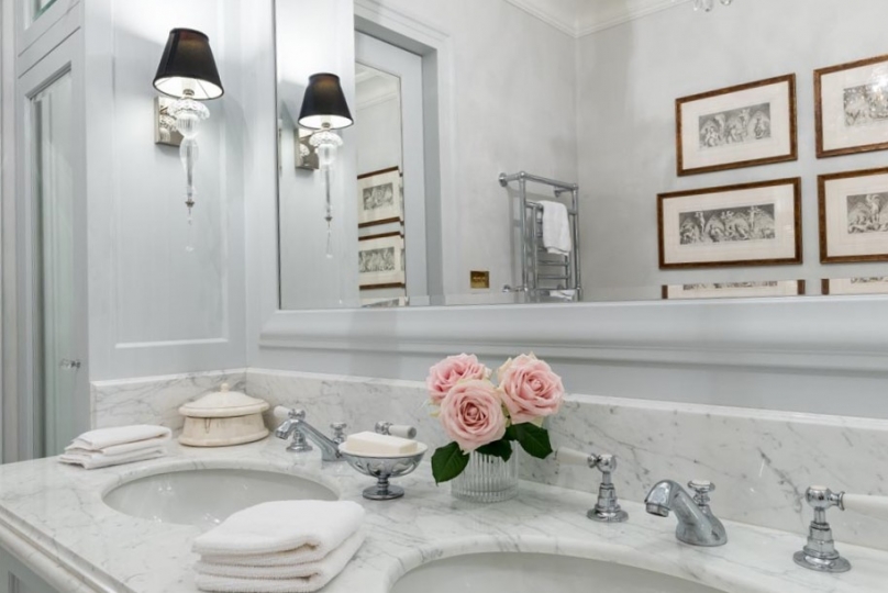 Łazienka główna, podłoga i blaty marmurowe, zabudowy meblowe wykonywane na zamówienie Projektowanie łazienek w marmurze, stylowe łazienki, łazienki glamour, aranżacja wnętrz stylowych, wnętrza ekskluzywne, interior design