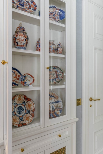 Biblioteczka przeszklona na kolekcję Imari meble na zamówienie, biblioteczka na zamówienie, stolarstwo, meble malowane, Imari, stylowe biblioteki, stylowe meble na zamówienie, projektowanie stylowych mebli