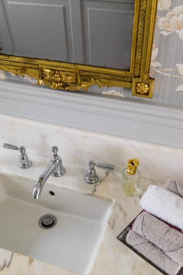 Blat marmurowy na szafce łazienkowej wykonany na zamówienie łazienki stylowe, blaty marmurowe na zamówienie, blaty marmurowe , łazienki klasyczne