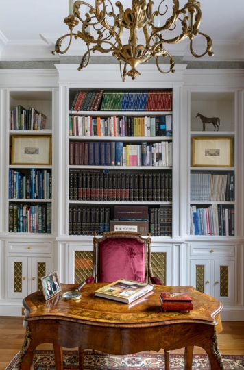 Biblioteka z litego drewna, malowana projektowanie wnętrz, aranżacja wnętrz stylowych, wnętrza ekskluzywne, interior design