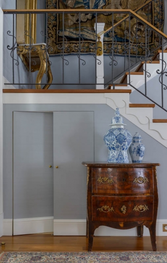 Tapisseria na klatce schodowej, ukryte drzwi do schowka klatka schodowa z kutą balustradą, schody z kuta balustradą, schody na zamówienie, tapisseria na klatce schodowej, tapisseria