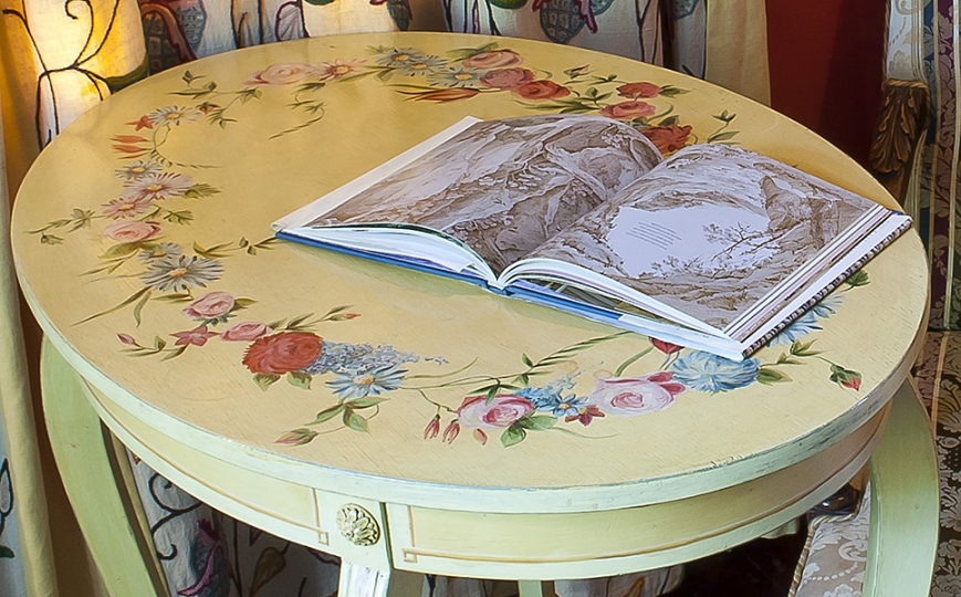 stolik, malował Dariusz Strzelczyk, Dom na wsi malowane drzwi, ornamenty malowane, malarstwo dekoracyjne, malowane meble