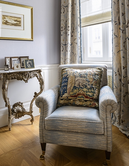 Apartament Mokotowska meble tapicerowane na zamówienie, fotele tapicerowane