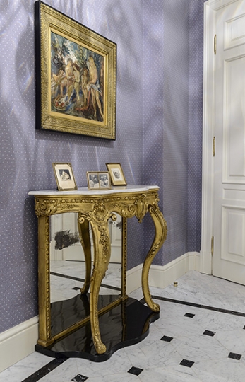 hall, konsola złocona, Apartament Mokotowska projektowanie aranżacja wnętrz stylowych, wnętrza ekskluzywne, wnętrza muzealne