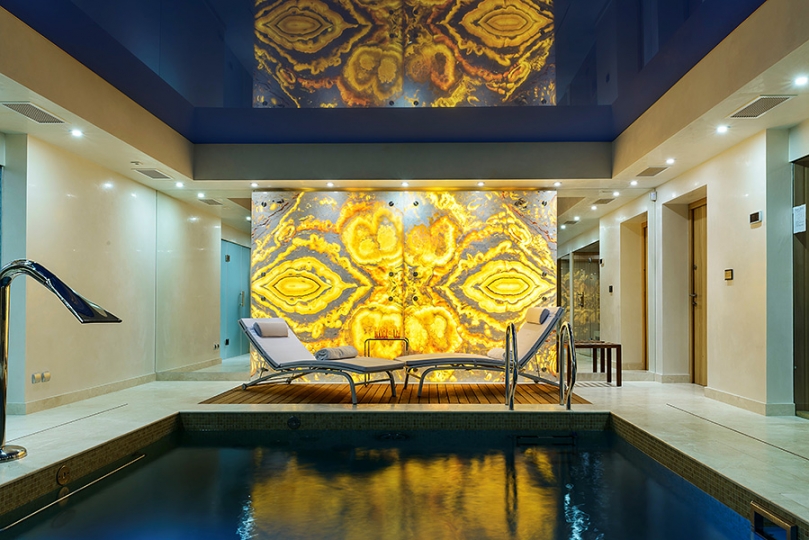 basen z podświetlonym onyksem, dom w Nałęczowie projektowanie wnętrz, aranżacja wnętrz stylowych, wnętrza ekskluzywne, domy na bogato, domy najdroższe, domy eleganckie, interior design