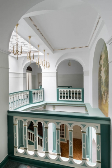 Hol główny, klatka schodowa Hol pałacowy, urządzanie pałacu, urządzanie obiektów zabytkowych, meble pałacowe, oświetlenie pałacowe, oświetlenie kryształowe, projektowanie wnętrz pałacowych, aranżacja wnętrz zabytkowych, projektowanie pałacu, domy ekskluzywne, urządzanie zabytków