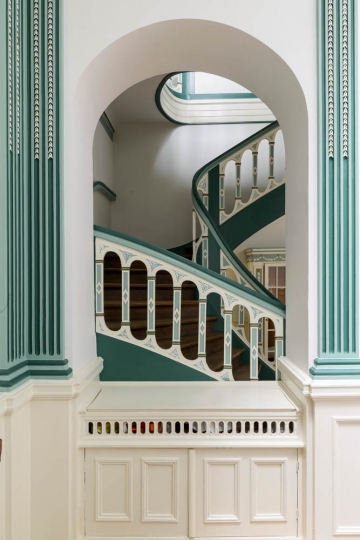 Klatka schodowa Hol pałacowy, urządzanie pałacu, urządzanie obiektów zabytkowych, meble pałacowe, oświetlenie pałacowe, oświetlenie kryształowe, projektowanie wnętrz pałacowych, aranżacja wnętrz zabytkowych, projektowanie pałacu, domy ekskluzywne, urządzanie zabytków