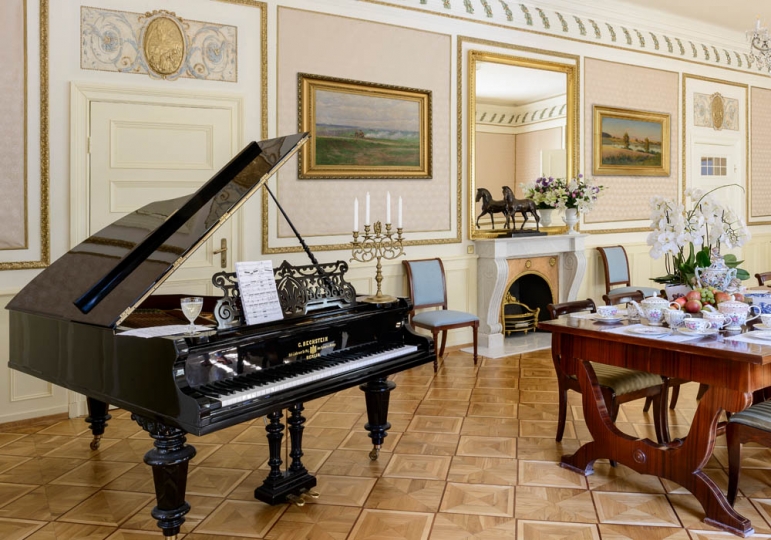 Salon z fortepianem, kominek marmurowy Wnętrza pałacowe, urządzanie pałacu, urządzanie obiektów zabytkowych, meble pałacowe, oświetlenie pałacowe, oświetlenie kryształowe, projektowanie wnętrz pałacowych, aranżacja wnętrz zabytkowych, projektowanie pałacu, domy ekskluzywne, urządzanie zabytków