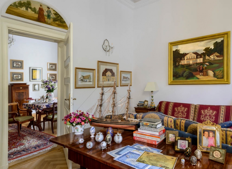 Mały salonik Wnętrza pałacowe, urządzanie pałacu, urządzanie obiektów zabytkowych, meble pałacowe, oświetlenie pałacowe, oświetlenie kryształowe, projektowanie wnętrz pałacowych, aranżacja wnętrz zabytkowych, projektowanie pałacu, domy ekskluzywne, urządzanie zabytków