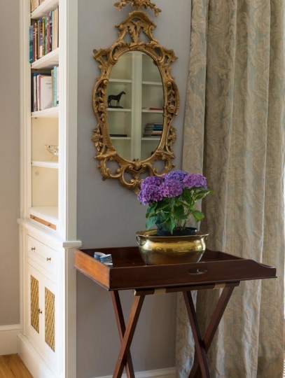 Salon, zabudowa biblioteczna, mahoniowa taca na nóżkach projektowanie wnętrz glamour, aranżacja wnętrz stylowych, wnętrza ekskluzywne, interior design