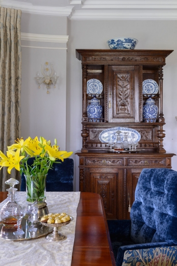 Jadalnia, kredens rzeźbiony z dekoracyjną ceramiką, dodatki kryształowe na stół Kredens antyczny, ceramika z Delft, ekskluzywne wnętrza, kryształowe karafki, stare stoły do jadalni, krzesła do stołu tapicerowane, najpiękniejsze wnętrza, domy na bogato, najdroższe domy w Polsce