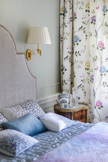 Tkaniny w sypialni, zasłony, story, pled, narzuta, poduszki, pościel ekskluzywne łóżka, pledy, narzuty na łóżko, poduszki ozdobne, dodatki na łóżko, tkaniny dekoracyjne, najpiękniejsze sypialnie